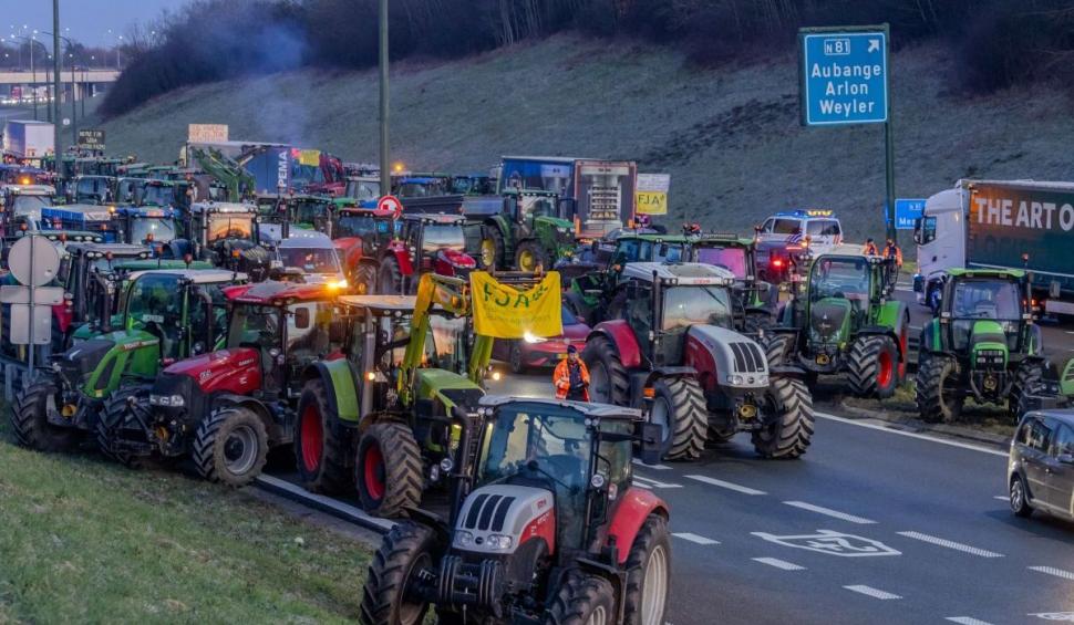 Protestele fermierilor din Franța cuprind Italia și Belgia. Drapelul Uniunii Europene, incendiat la Torino de un lider anti-vaccin 883543