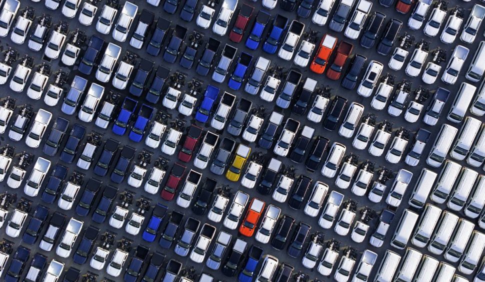 Compania de mașini care suspendă livrările pentru 10 modele, pe plan global