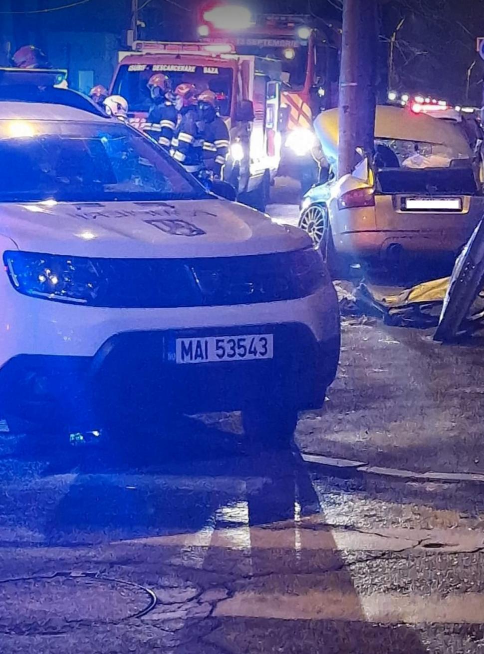 Accident grav pe Șoseaua Antiaeriană din București! O mașină aproape s-a rupt în două 883897