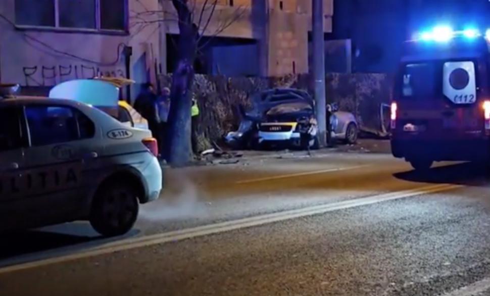 Accident grav pe Șoseaua Antiaeriană din București! O mașină aproape s-a rupt în două 883898
