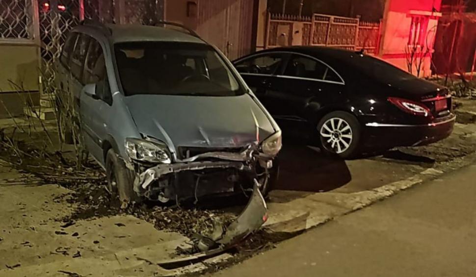 Un bărbat, în comă alcoolică și fără permis de conducere, s-a urcat la volan și a lovit patru mașini parcate, în Brăila  883652