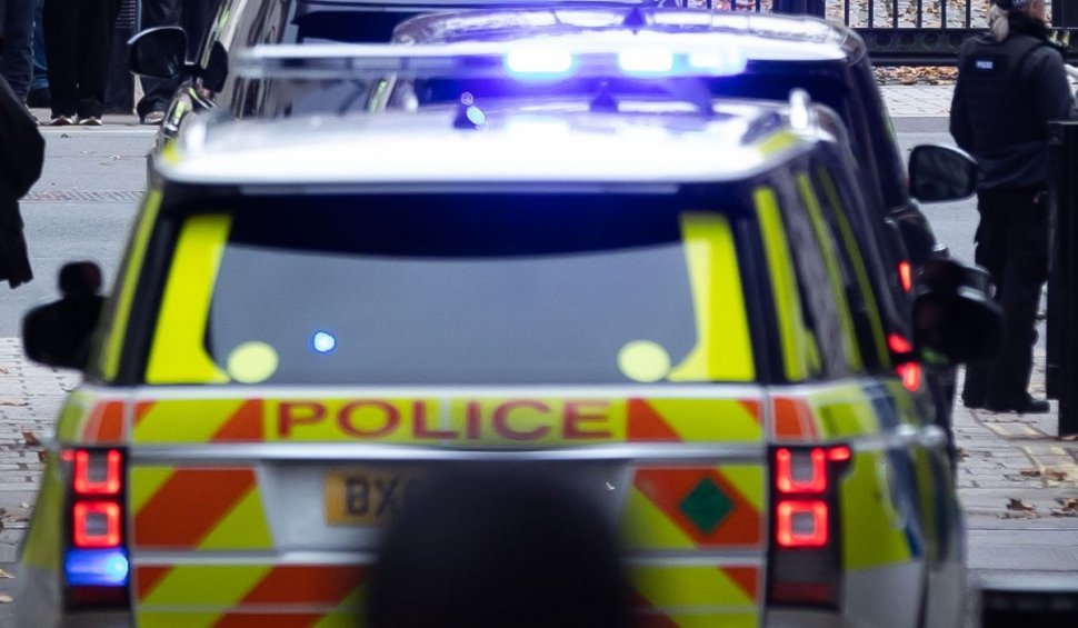 Un bărbat înarmat cu o arbaletă i-a atacat pe locatarii unui imobil din Londra | Poliția l-a împușcat pe suspect