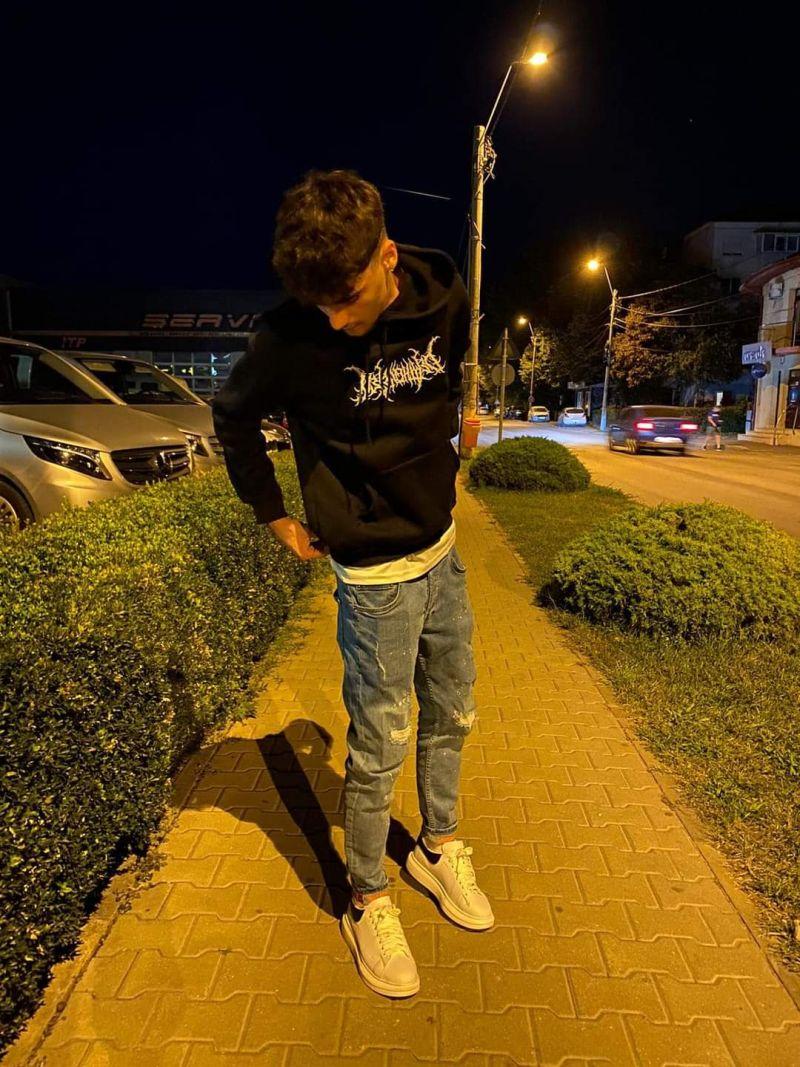 Ei sunt Dragoş şi Ilie, cei doi adolescenţi arși de vii, după ce maşina lor a luat foc, în Galați. Erau veri, iar Ilie luase carnetul de trei luni 883733