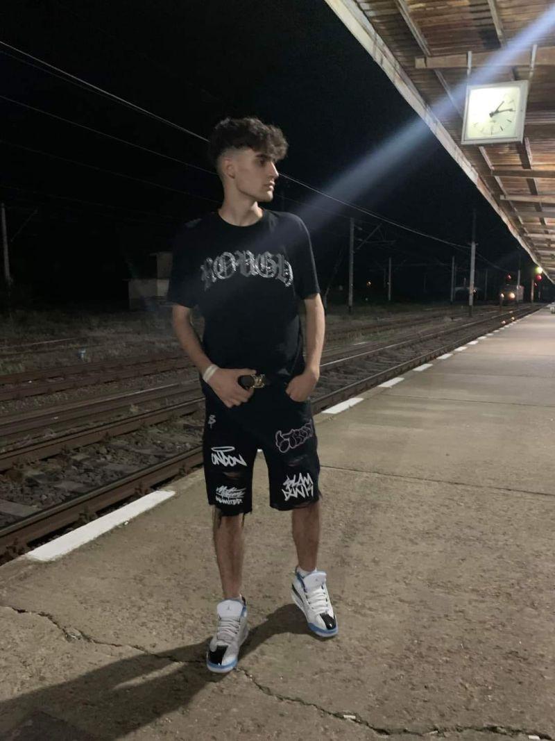 Ei sunt Dragoş şi Ilie, cei doi adolescenţi arși de vii, după ce maşina lor a luat foc, în Galați. Erau veri, iar Ilie luase carnetul de trei luni 883734