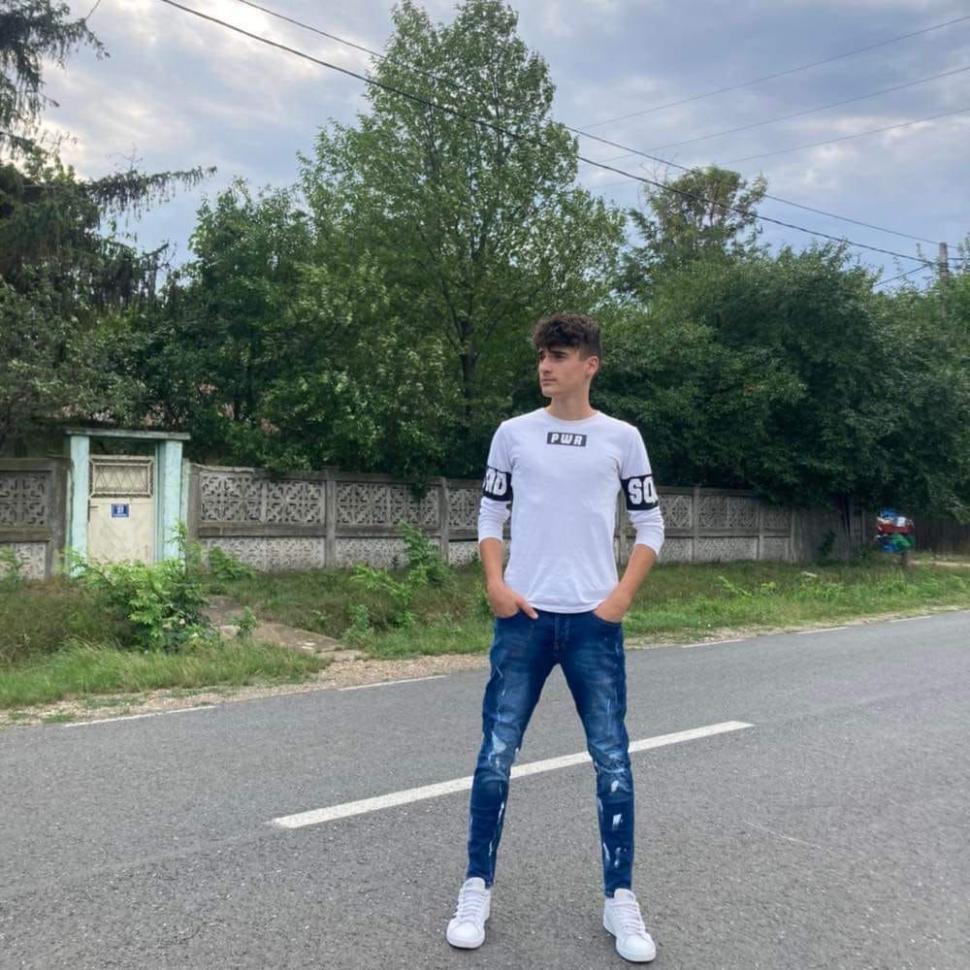 Ei sunt Dragoş şi Ilie, cei doi adolescenţi arși de vii, după ce maşina lor a luat foc, în Galați. Erau veri, iar Ilie luase carnetul de trei luni 883735