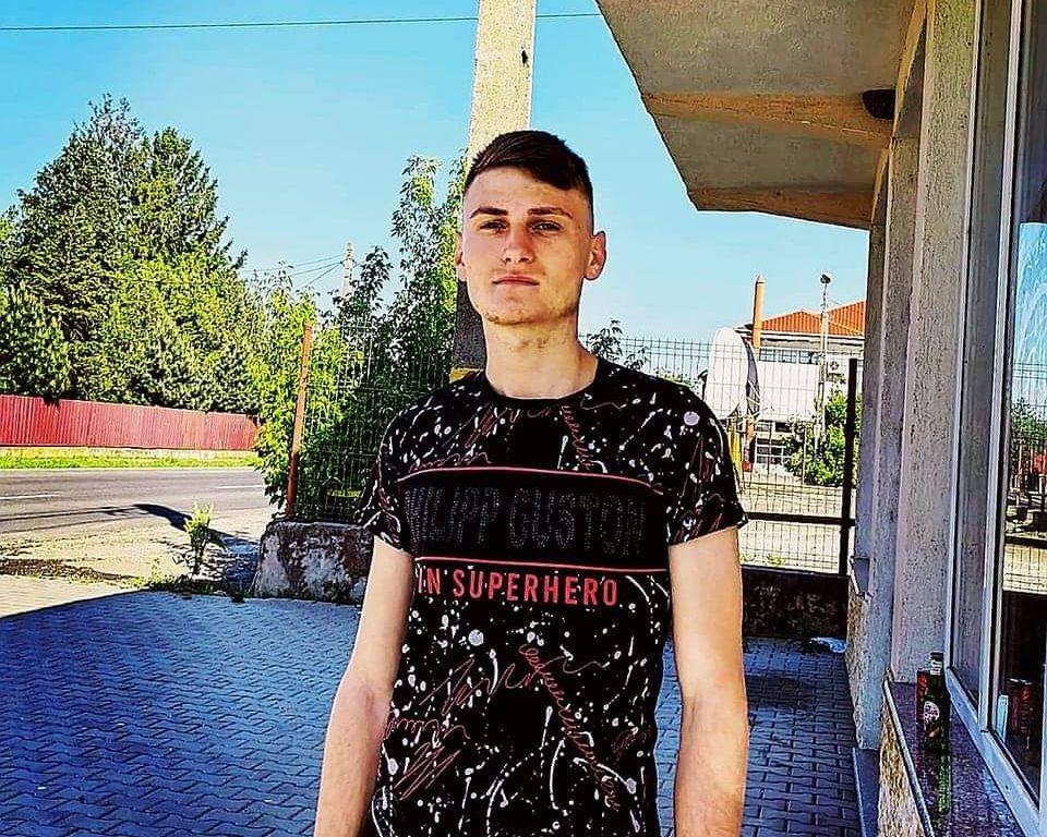 Ei sunt Dragoş şi Ilie, cei doi adolescenţi arși de vii, după ce maşina lor a luat foc, în Galați. Erau veri, iar Ilie luase carnetul de trei luni 883737