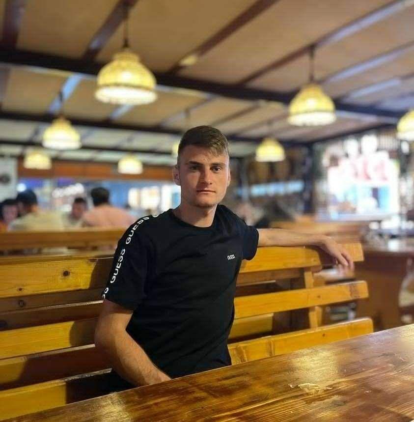 Ei sunt Dragoş şi Ilie, cei doi adolescenţi arși de vii, după ce maşina lor a luat foc, în Galați. Erau veri, iar Ilie luase carnetul de trei luni 883738