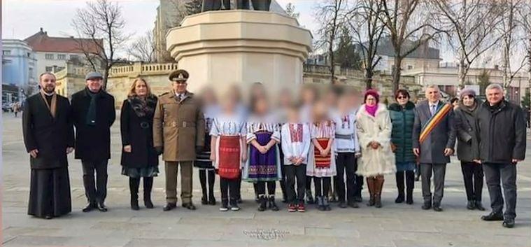 Elevi îmbrăcaţi în costume populare, ţinuţi în frig pentru ca oficialii din Dej să facă poze cu ei, de Ziua Unirii 883747