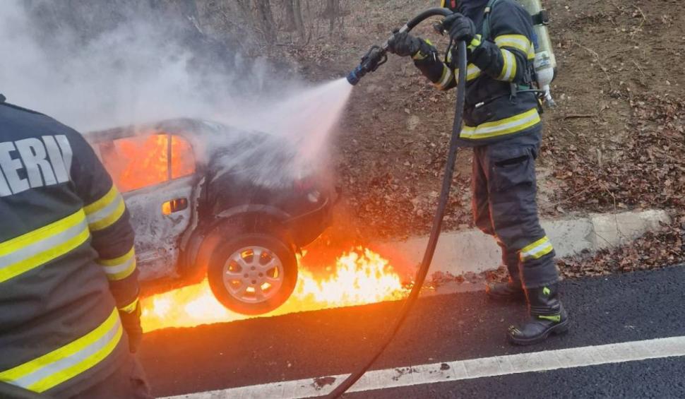 O mașină cu mai mulți pasageri a luat foc, în urma unui accident, pe un drum european din Botoșani 883660