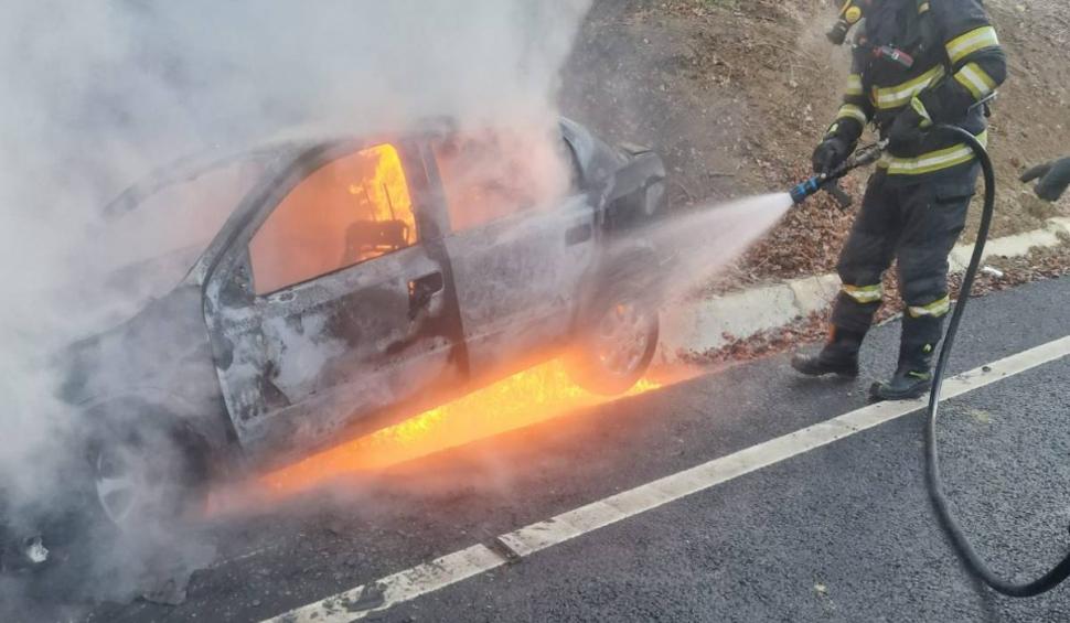 O mașină cu mai mulți pasageri a luat foc, în urma unui accident, pe un drum european din Botoșani 883662