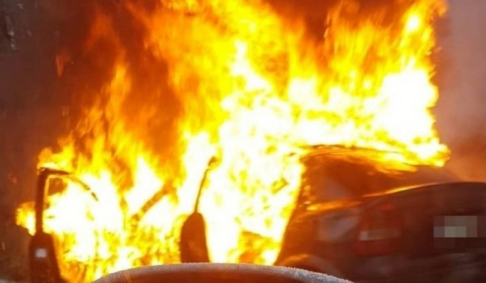O mașină cu mai mulți pasageri a luat foc, în urma unui accident, pe un drum european din Botoșani