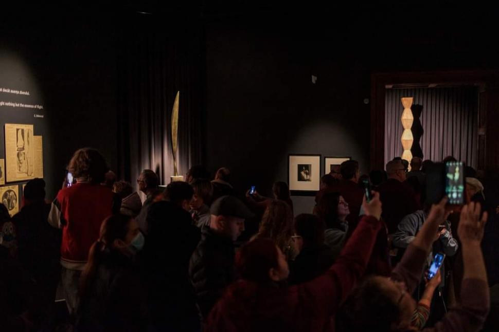 Măsuri de securitate fără precedent la expoziţia dedicată lui Constantin Brâncuşi. A fost lansată o monedă aniversară de argint, cu chipul marelui sculptor 883835