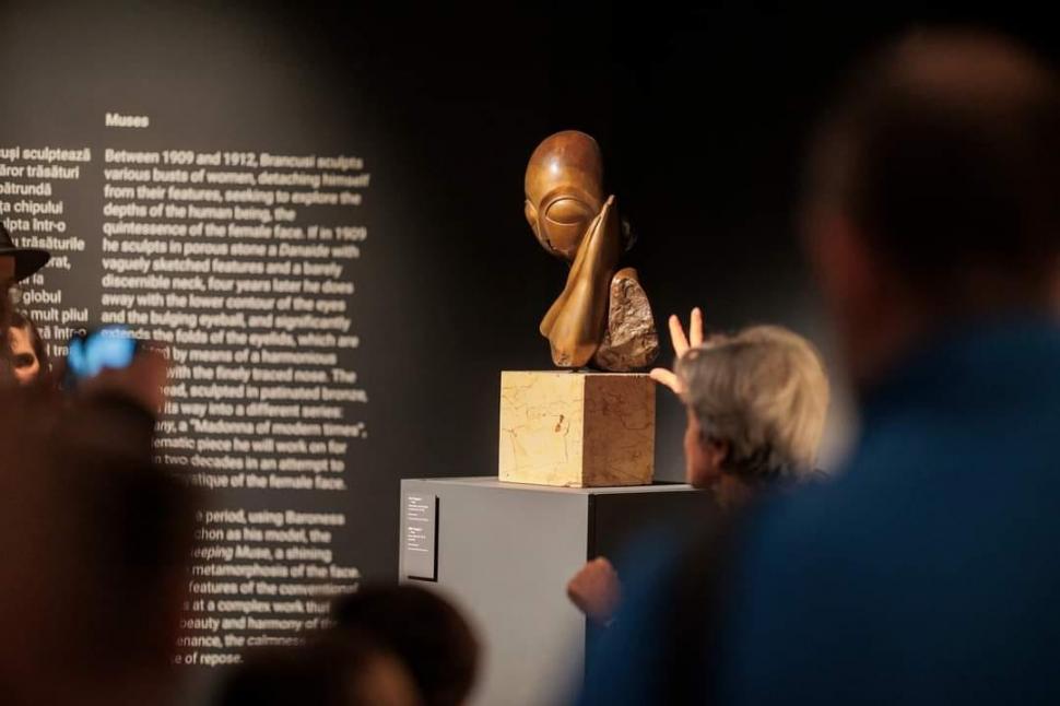 Măsuri de securitate fără precedent la expoziţia dedicată lui Constantin Brâncuşi. A fost lansată o monedă aniversară de argint, cu chipul marelui sculptor 883836