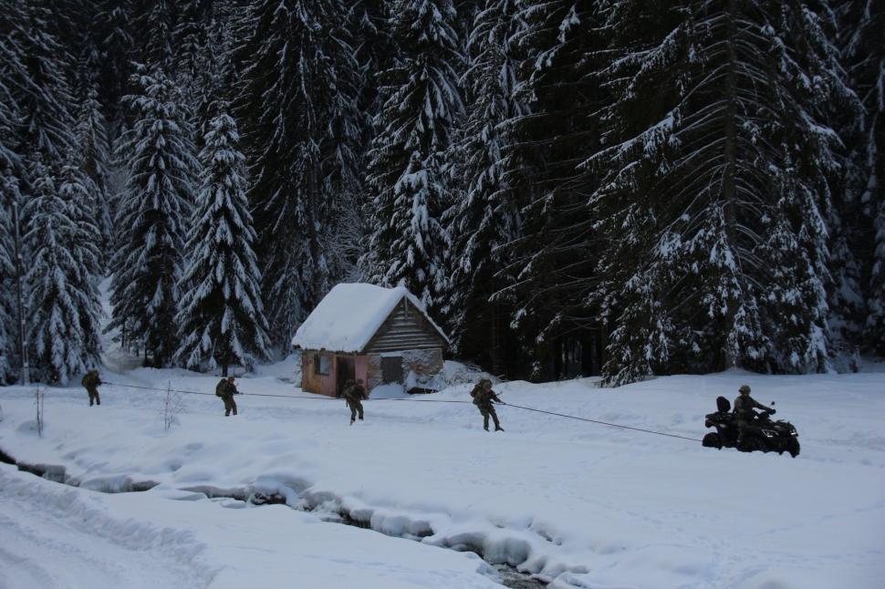 Militarii români "Vânători de Munte", surprinşi în timpul unor antrenamente în Munţii Călimani 883718