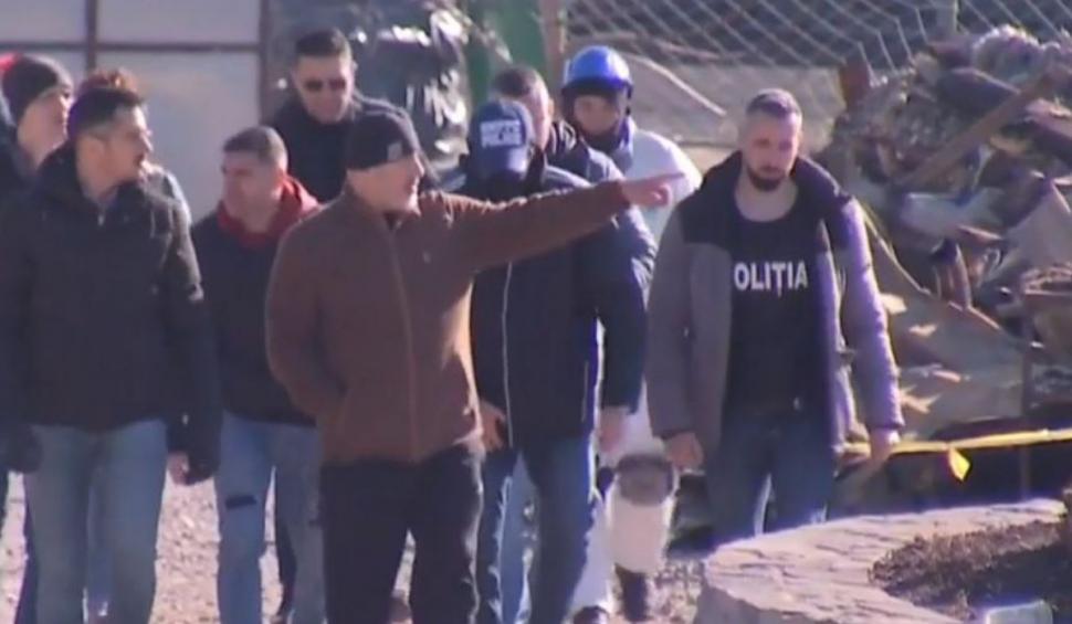 Patronul de la Ferma Dacilor a fost dus la locul incendiului: Cornel Dinicu a plâns în hohote, după ce a găsit, în cenușă, patina fiului mort 883726