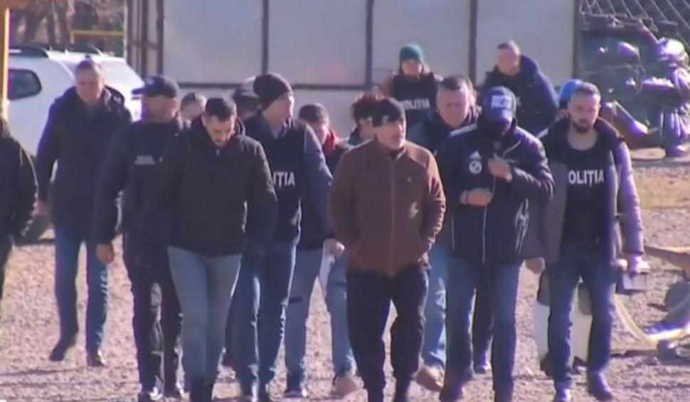 Patronul de la Ferma Dacilor a fost dus la locul incendiului: Cornel Dinicu a plâns în hohote, după ce a găsit, în cenușă, patina fiului mort 883727