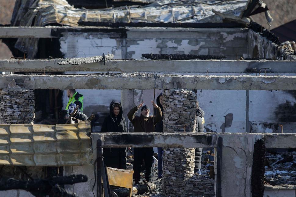 Patronul de la Ferma Dacilor a fost dus la locul incendiului: Cornel Dinicu a plâns în hohote, după ce a găsit, în cenușă, patina fiului mort 883767