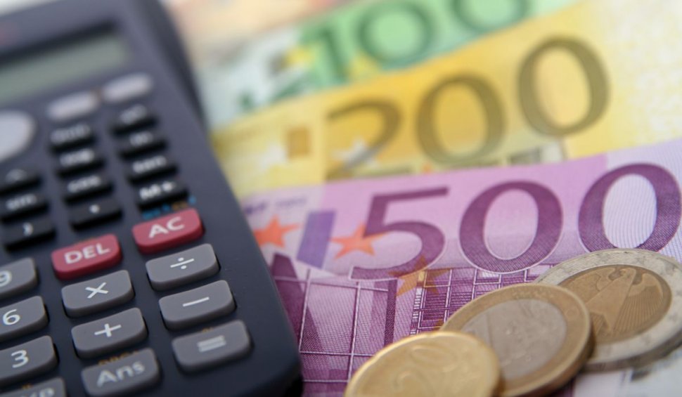 Previziuni sumbre pentru 2024 ale oamenilor de afaceri din România: Euro sare de 5 lei, inflaţia poate atinge 12%