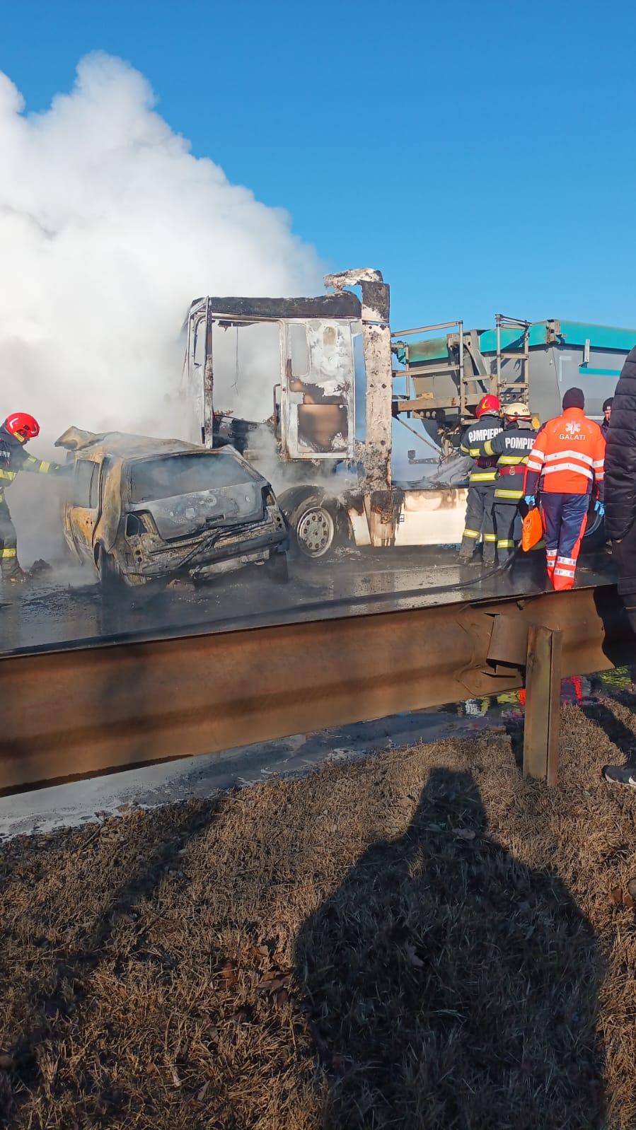 Doi tineri, de 16 și 19 ani, au murit într-un accident urmat de incendiu. Circulație blocată complet pe DN24, în județul Galați 883686