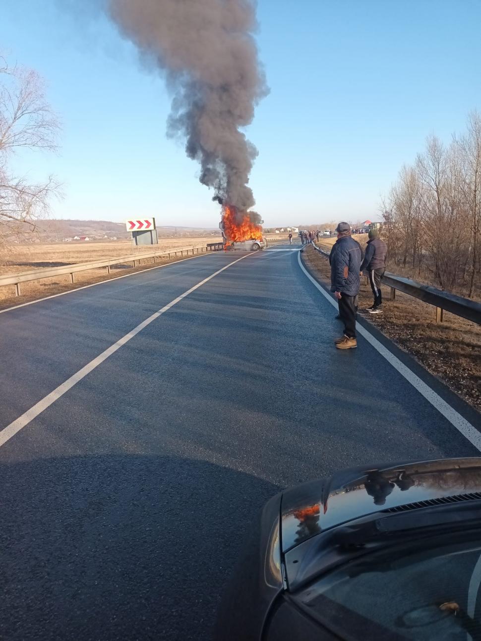 Doi tineri, de 16 și 19 ani, au murit într-un accident urmat de incendiu. Circulație blocată complet pe DN24, în județul Galați 883687