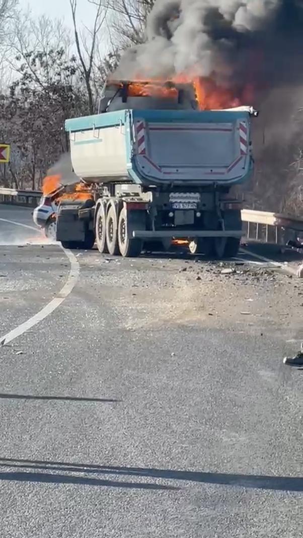 Doi tineri, de 16 și 19 ani, au murit într-un accident urmat de incendiu. Circulație blocată complet pe DN24, în județul Galați 883689