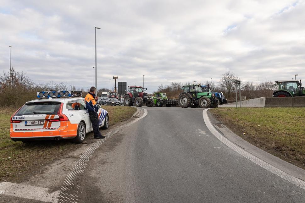 Protest masiv al agricultorilor în Belgia. Sute de tractoare au intrat în Capitală. Oamenii sunt sfătuiți să nu călătorească cu mașinile personale 884118