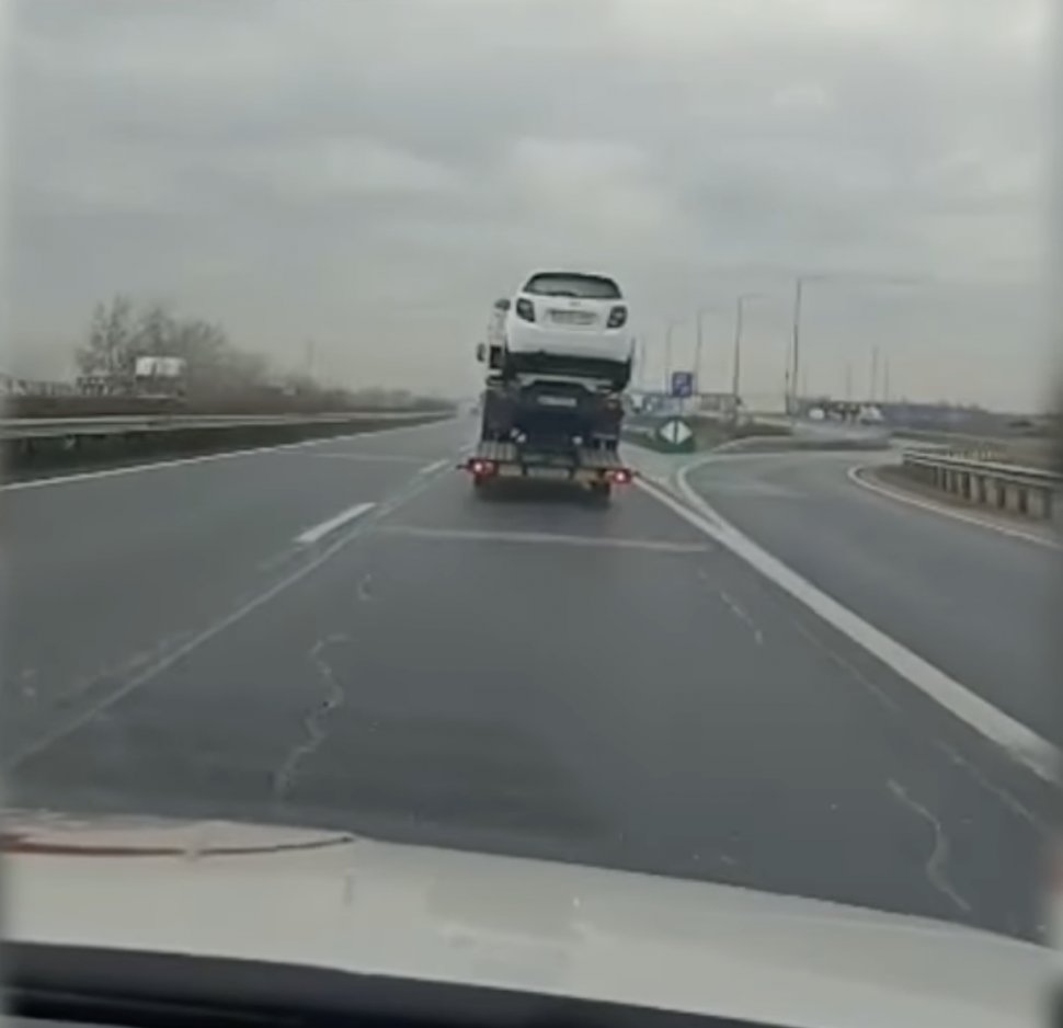 Un român a fost prins în Ungaria când transporta o mașină în remorca unui autovehicul aflat pe o platformă. Imaginile au devenit virale
