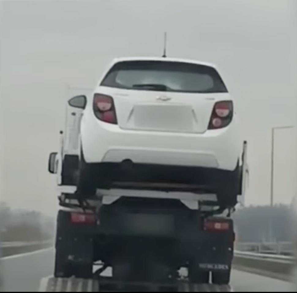 Un român a fost prins în Ungaria când transporta o mașină în remorca unui autovehicul aflat pe o platformă. Imaginile au devenit virale 884068