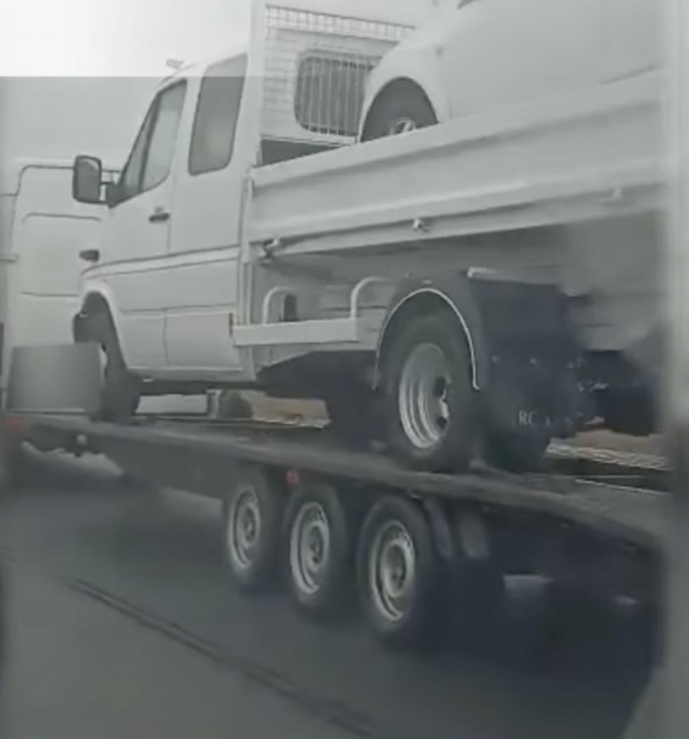 Un român a fost prins în Ungaria când transporta o mașină în remorca unui autovehicul aflat pe o platformă. Imaginile au devenit virale 884069