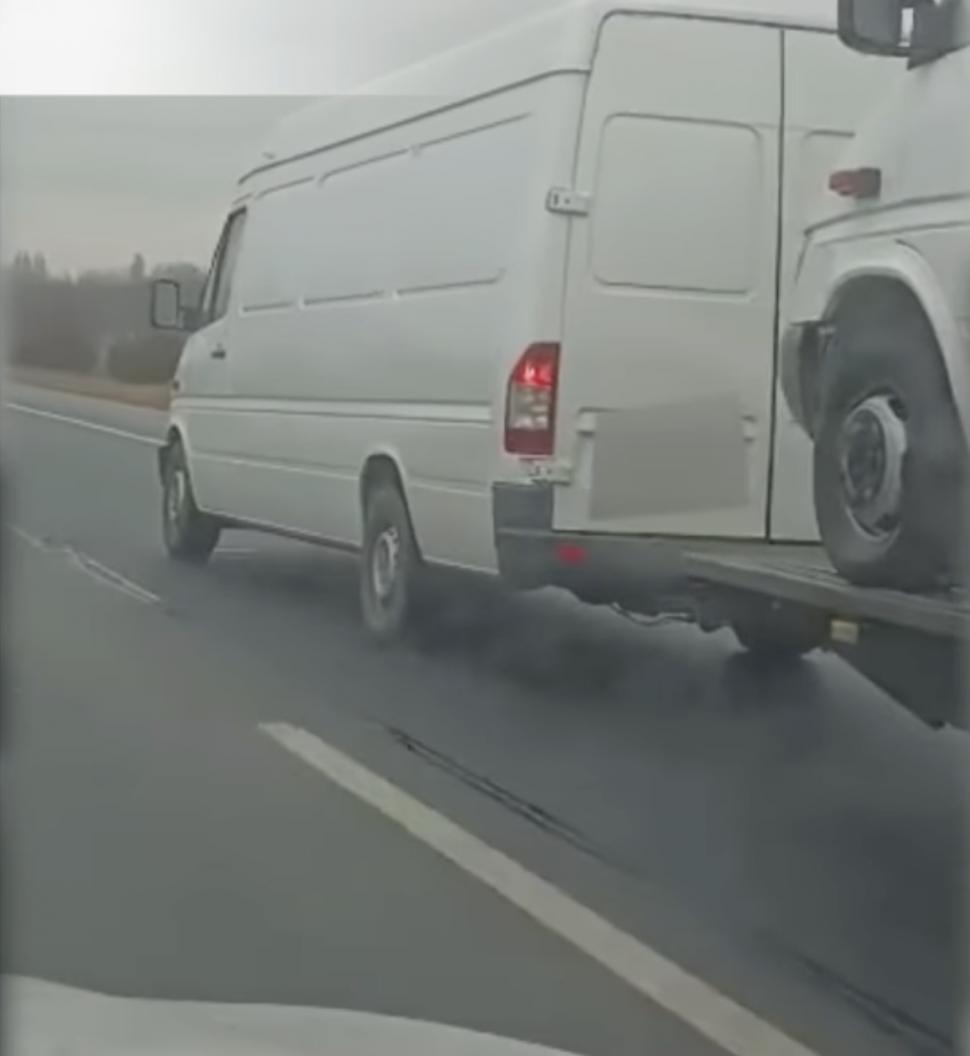 Un român a fost prins în Ungaria când transporta o mașină în remorca unui autovehicul aflat pe o platformă. Imaginile au devenit virale 884070