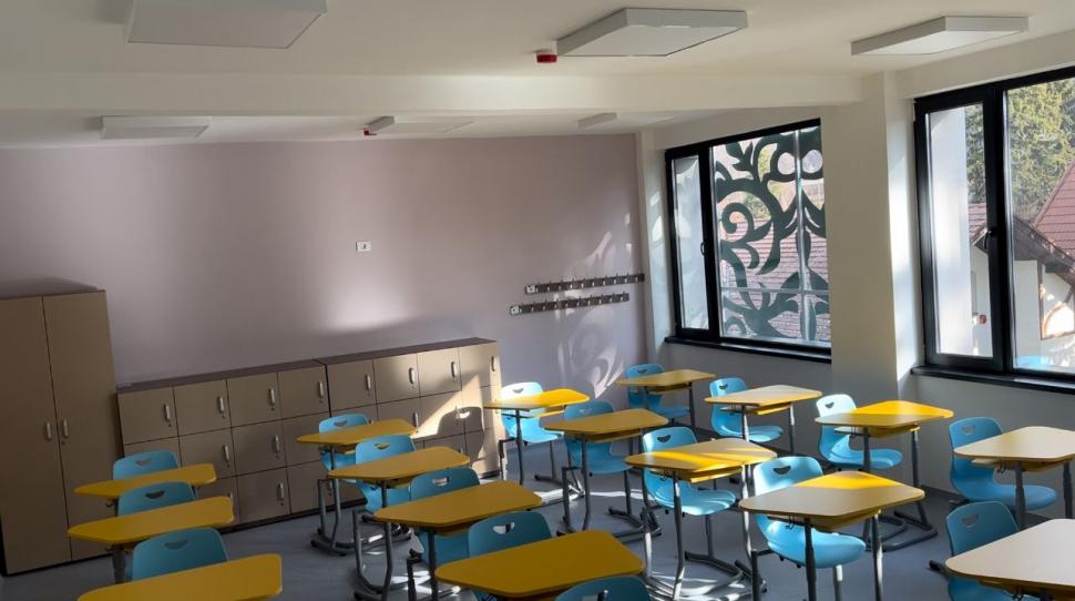 Școala din România cu piscină, lift și încălzire în pardoseală. Peste 400 de copii vin cu drag să învețe aici 883912