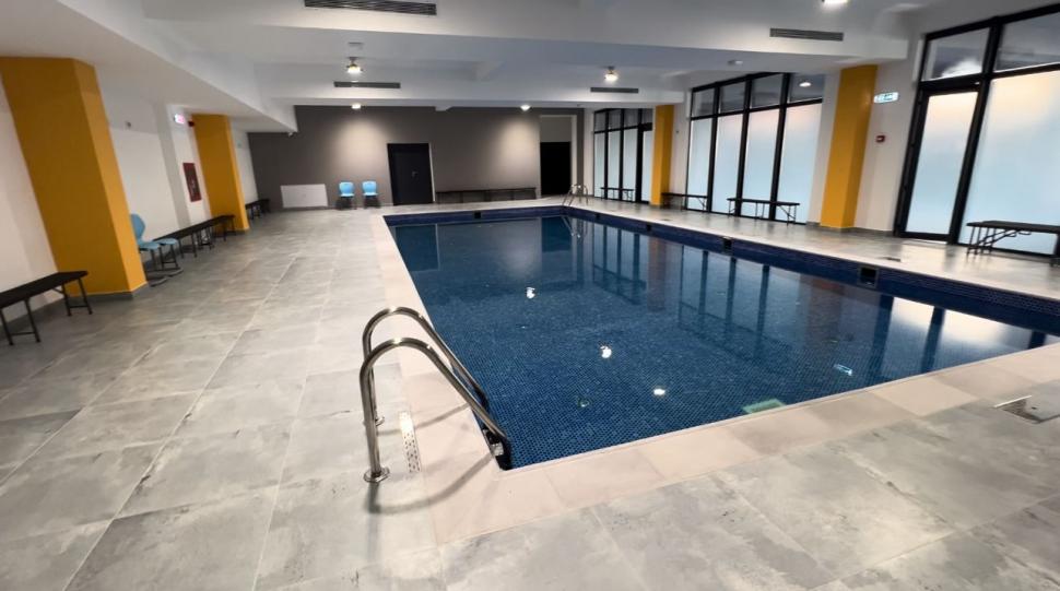Școala din România cu piscină, lift și încălzire în pardoseală. Peste 400 de copii vin cu drag să învețe aici 883916