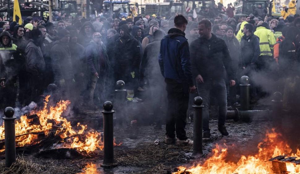 Bruxelles e sub asediu. Protestatarii au aprins focuri și forțează intrarea în Parlamentul European. Forțele de ordine au intervenit cu tunurile cu apă 884260