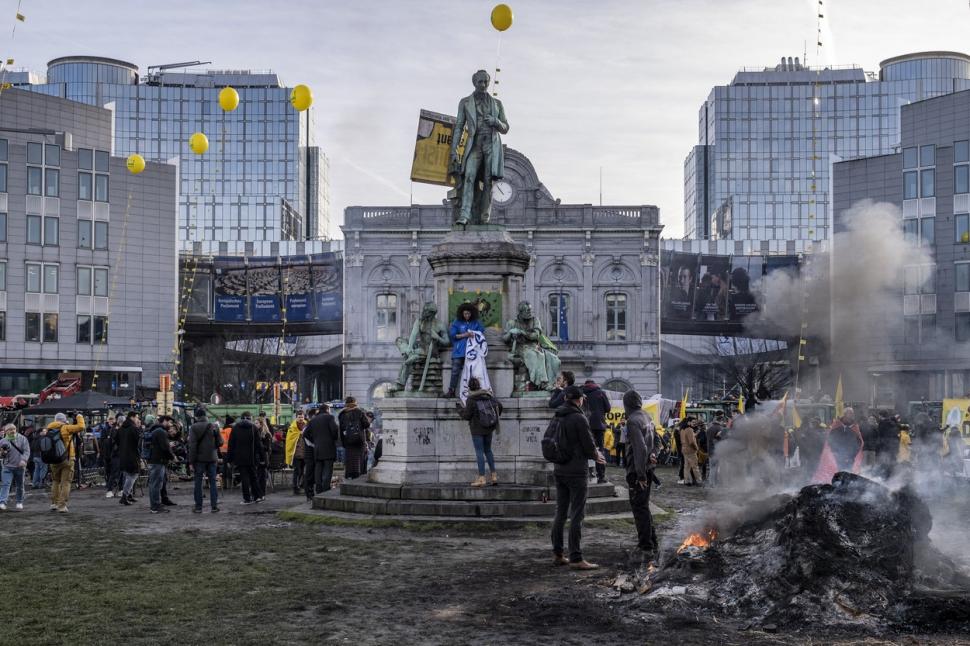 Bruxelles e sub asediu. Protestatarii au aprins focuri și forțează intrarea în Parlamentul European. Forțele de ordine au intervenit cu tunurile cu apă 884261