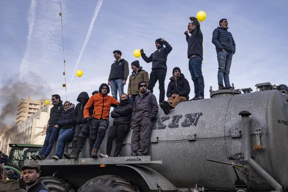 Bruxelles e sub asediu. Protestatarii au aprins focuri și forțează intrarea în Parlamentul European. Forțele de ordine au intervenit cu tunurile cu apă 884262