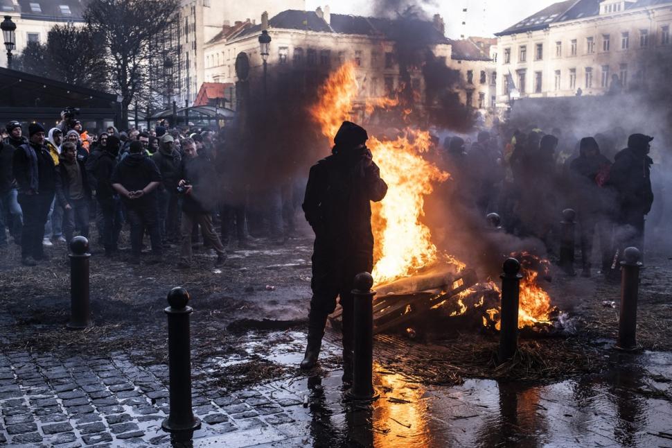 Bruxelles e sub asediu. Protestatarii au aprins focuri și forțează intrarea în Parlamentul European. Forțele de ordine au intervenit cu tunurile cu apă 884263