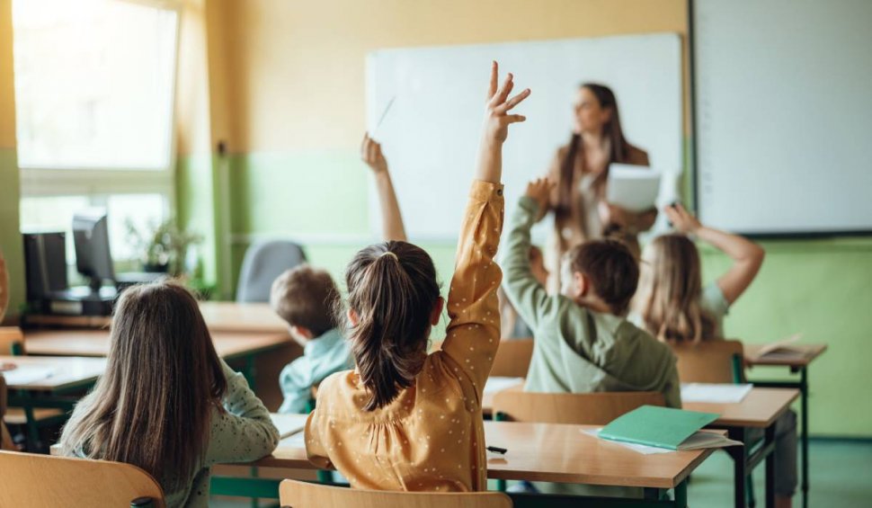 Revoluție în învățământul din România. Elevii ar putea sta mai puține ore la școală | Prevederile proiectului "Statutul elevului"