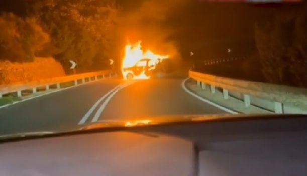 Jaf cu excavatorul la Poștă: hoţii au furat banii de pensii şi au blocat drumul cu o maşină în flăcări | Scenele au fost filmate în Italia 884401