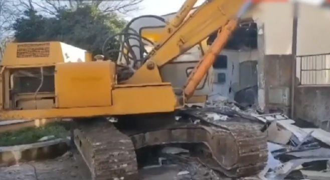 Jaf cu excavatorul la Poștă: hoţii au furat banii de pensii şi au blocat drumul cu o maşină în flăcări | Scenele au fost filmate în Italia 884402