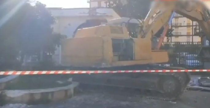 Jaf cu excavatorul la Poștă: hoţii au furat banii de pensii şi au blocat drumul cu o maşină în flăcări | Scenele au fost filmate în Italia 884403