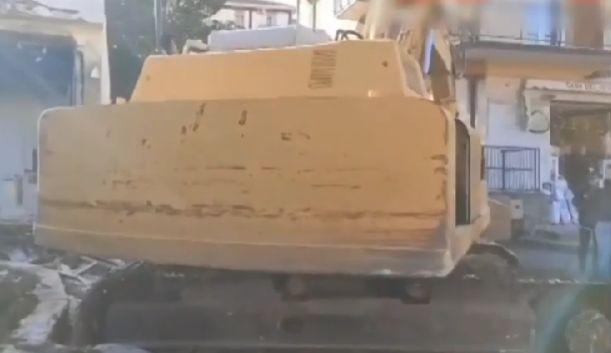 Jaf cu excavatorul la Poștă: hoţii au furat banii de pensii şi au blocat drumul cu o maşină în flăcări | Scenele au fost filmate în Italia 884404