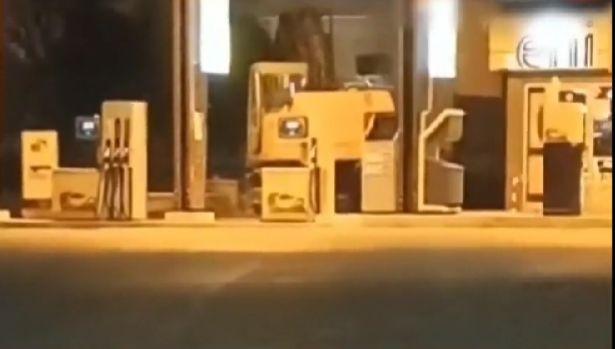 Jaf cu excavatorul la Poștă: hoţii au furat banii de pensii şi au blocat drumul cu o maşină în flăcări | Scenele au fost filmate în Italia 884405