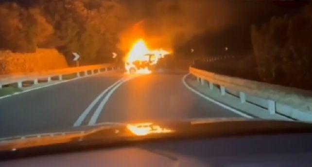 Jaf cu excavatorul la Poștă: hoţii au furat banii de pensii şi au blocat drumul cu o maşină în flăcări | Scenele au fost filmate în Italia 884406