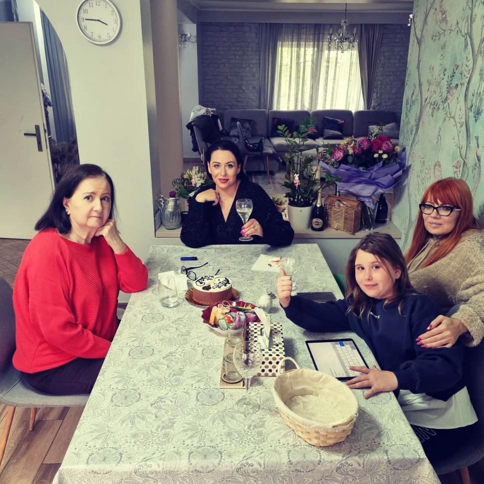 Prima fotografie după mult timp cu Mioara Roman. Detalii despre starea de sănătate a mamei Oanei Roman 884500