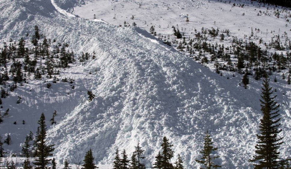 Risc major de avalanșe în mai multe masive din România. Avertismentul meteorologilor pentru turiști