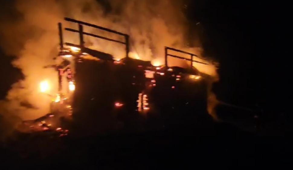 Incendiu violent la o cabană din Visca, Hunedoara. Construcţia a ars în totalitate 884646
