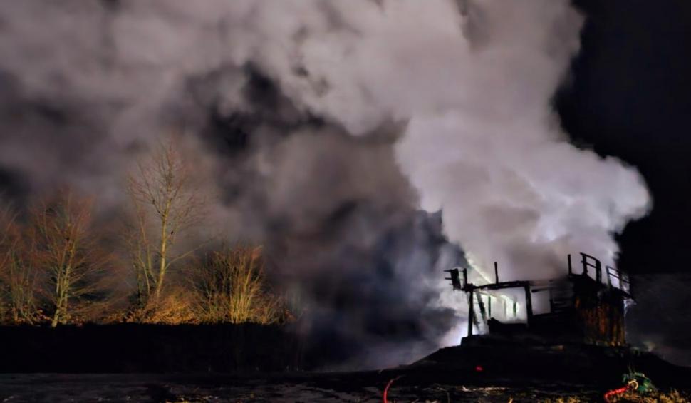 Incendiu violent la o cabană din Visca, Hunedoara. Construcţia a ars în totalitate 884648