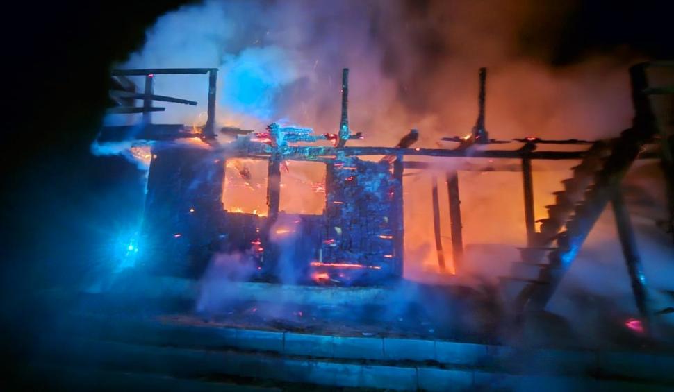 Incendiu violent la o cabană din Visca, Hunedoara. Construcţia a ars în totalitate 884649