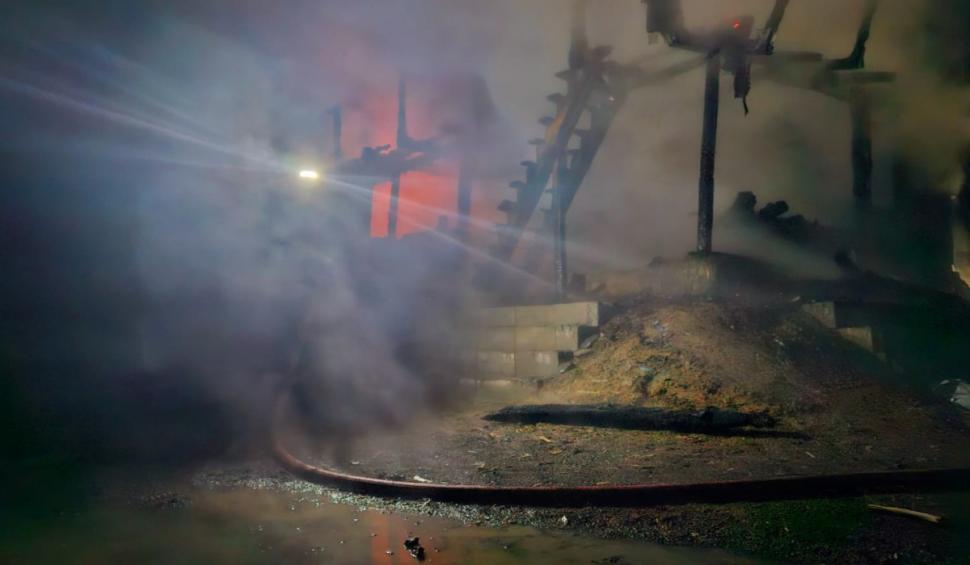 Incendiu violent la o cabană din Visca, Hunedoara. Construcţia a ars în totalitate 884650