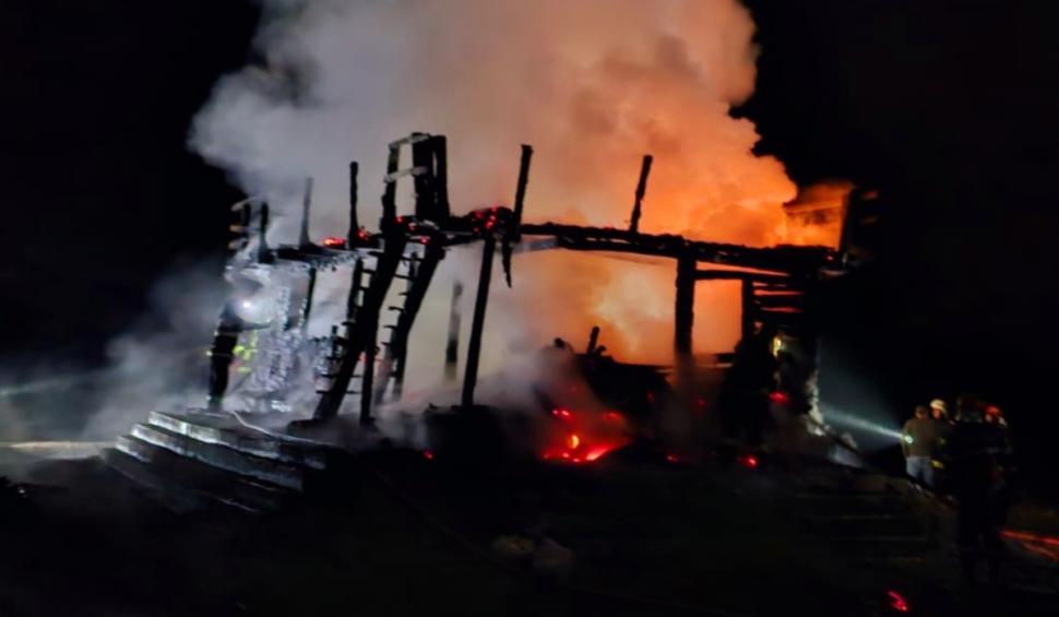 Incendiu violent la o cabană din Visca, Hunedoara. Construcţia a ars în totalitate 884651